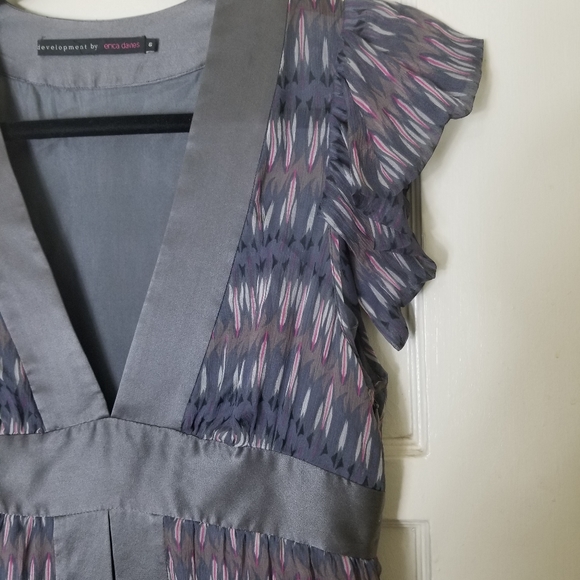DEVELOPMENT BY ERICA DAVIES gray silk print top - Picture 3 of 8